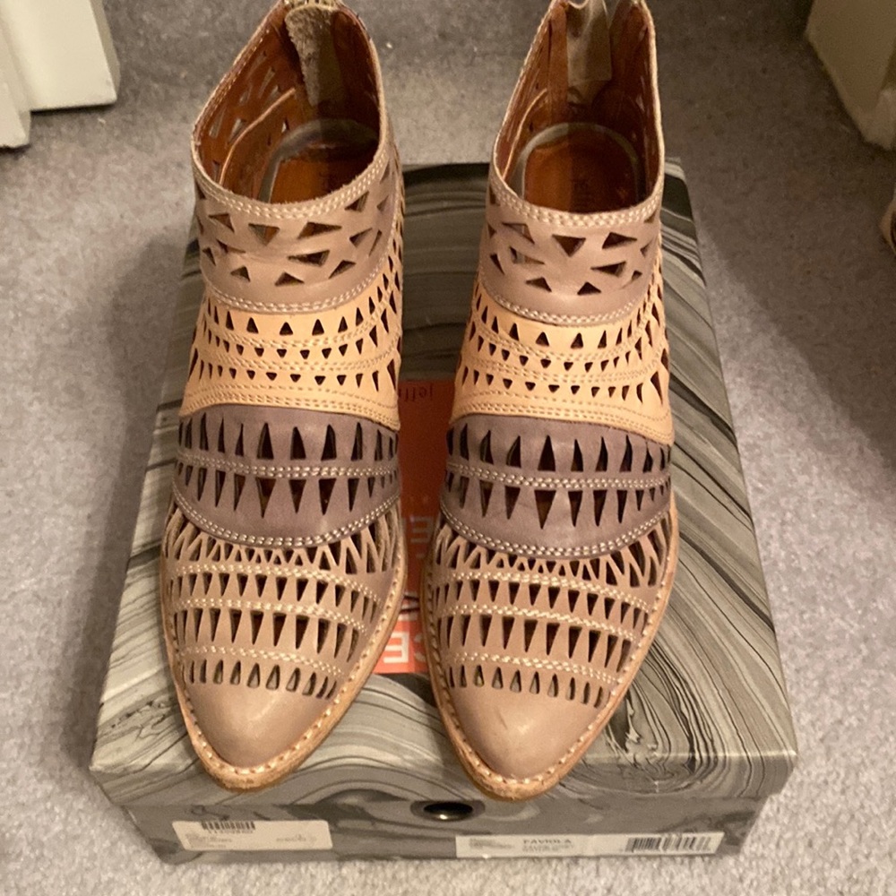 Jeffrey campbell Fabiola taupe grey natural bootie size 7.5 gorgeous bootie